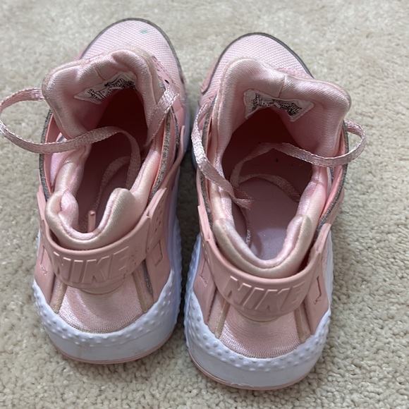 Nike Harache kids sneakers EUC wore few times like new size 2Y - Picture 6 of 7